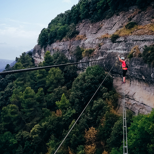 Pont de la Via Ferrada de les Baumes Corcades, a Centelles. Vies Ferrades i esports d'aventura a Barcelona